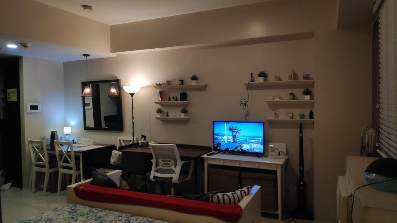 Apartment Palm Tree By Beth Manila